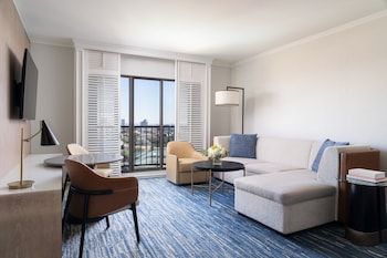 Executive Suite, 1 King Bed, Golf View (Balcony)