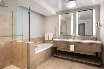 Premier Double Room, 1 King Bed, Patio (Mobility Accessible, Roll-in Shower)