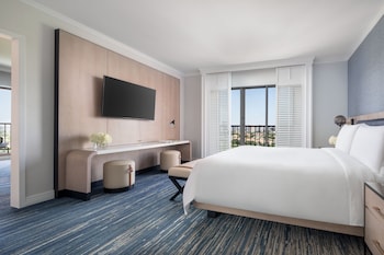Premier Suite, 1 King Bed with Sofa bed, Golf View
