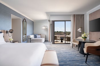 Room, 1 King Bed, Balcony, Corner (Corner)