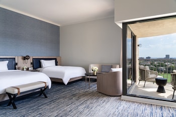 Room, 2 Queen Beds, Golf View (Corner, Balcony)
