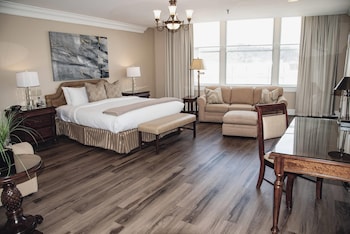 Executive Suite, 1 Master King Bed with Sofa Bed, Accessible, Pet Friendly, Shower only