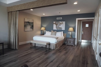 Superior Suite, 1 King Bed with Sofa Bed, Garden Tub/Separate Shower, Pet Friendly