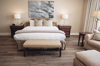 Executive Suite, 1 Master King Bed with Sofa Bed, Accessible, Pet Friendly, Shower only