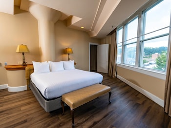 Grand Suite, 1 King Bed with Sofa Bed, Separate Living Room, City View, Jacuzzi Tub