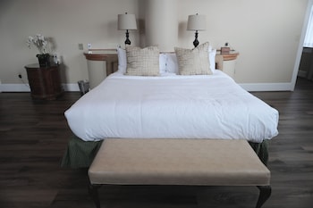 Grand Suite, 1 King Bed with Sofa Bed, Separate Living Room, City View, Jacuzzi Tub