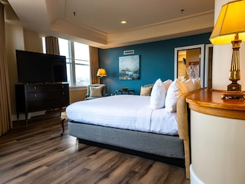Grand Suite, 1 King Bed with Sofa Bed, Separate Living Room, City View, Jacuzzi Tub