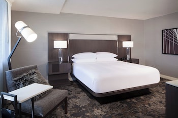 Room, 1 King Bed, Balcony, Corner (View)