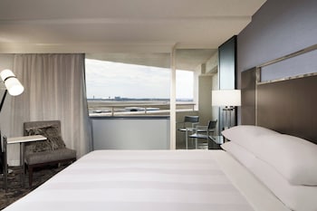 Room, 1 King Bed, Corner (Mobility Accessible, Tub)