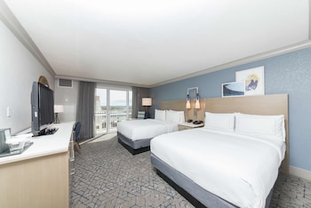 2 Queen Beds accessible coastal view w/ full sized balcony and roll-in shower