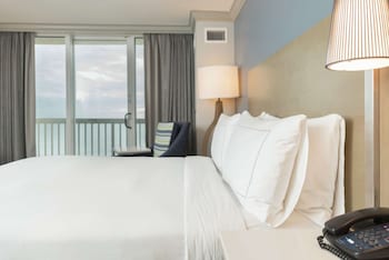 2 Queen Beds ocean front view