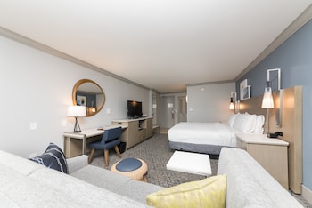 King Bed ocean front view w/ sofa bed
