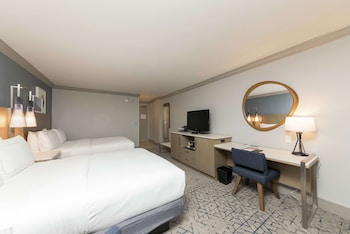2 Queen Beds accessible coastal view w/ full sized balcony and roll-in shower