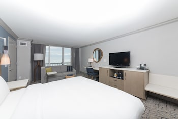 King Bed ocean front view w/ sofa bed