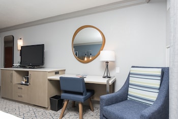 2 Queen Beds accessible coastal view w/ full sized balcony and roll-in shower