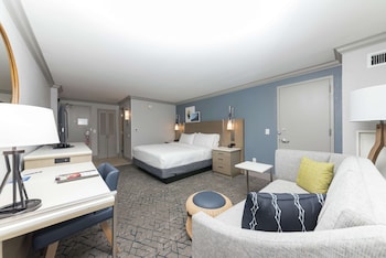 King Bed ocean front view w/ sofa bed