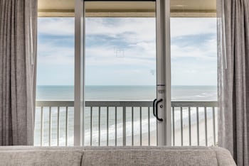 King Bed accessible ocean front view w/ roll-in shower