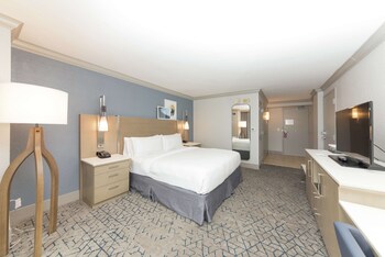 King Bed accessible ocean front view w/ roll-in shower