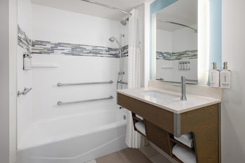 Standard Room, 2 Double Beds, Accessible Bathtub (Communications)