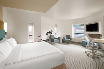 Suite, 1 King Bed, Roll-in Shower (Mobility Accessible)