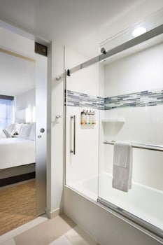 Newly Renovated 2 Dbls Bds Bath Shower Combination