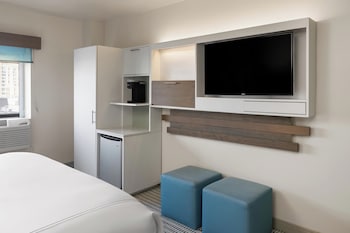 Standard Room, 1 King Bed, Roll-in Shower (Communications Accessible)