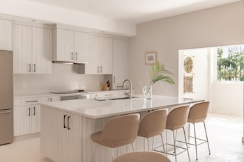 Three Bedroom Palm Grove Modern Residence