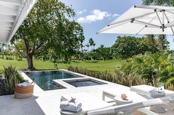 Three Bedroom Palm Grove Modern Residence
