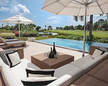 Three Bedroom Palm Grove Residence with Pool