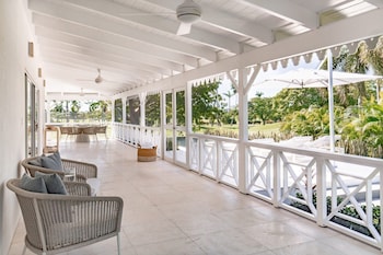 Three Bedroom Palm Grove Modern Residence