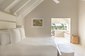 Three Bedroom Palm Grove Modern Residence