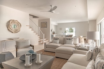 Three Bedroom Palm Grove Modern Residence