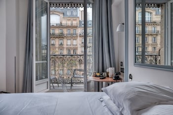 Double room with balcony and arc de triomphe view
