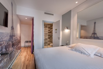 Double room with balcony and arc de triomphe view
