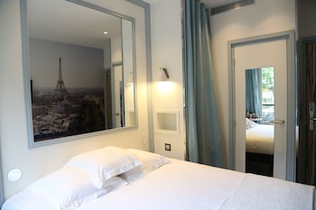 Double room with Arc de Triomphe view
