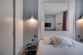 Double room with balcony and arc de triomphe view