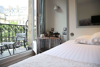 Double room with balcony and arc de triomphe view