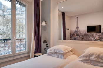 Twin room with arc de triomphe view