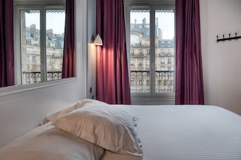 Double room with Arc de Triomphe view