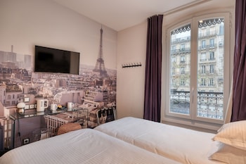 Twin room with arc de triomphe view