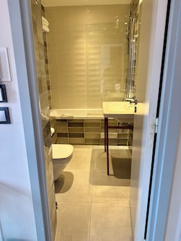 Triple room with balcony and arc de triomphe view