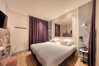 Twin room with arc de triomphe view