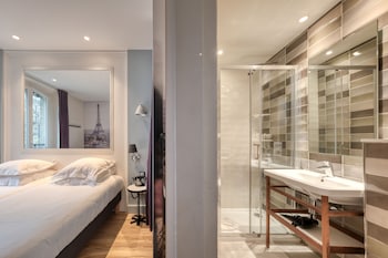 Twin room with arc de triomphe view