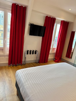 Triple room with balcony and arc de triomphe view