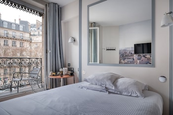 Double room with balcony and arc de triomphe view