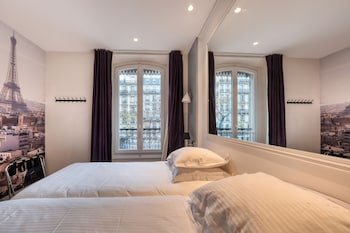 Twin room with arc de triomphe view