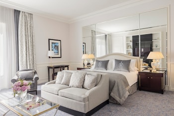 Junior Suite, 1 King Bed with Sofa bed