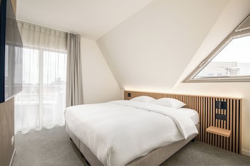 Deluxe Double Room, 1 King Bed, Balcony, City View