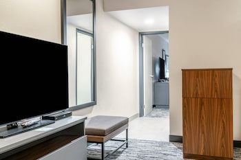Suite, 1 Bedroom, Non Smoking (Upper Floor)