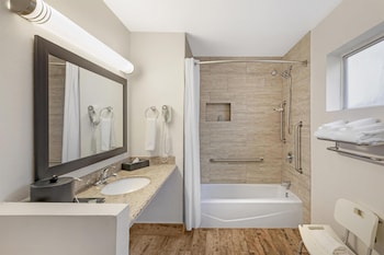 Standard Room, 1 King Bed, Accessible, Bathtub